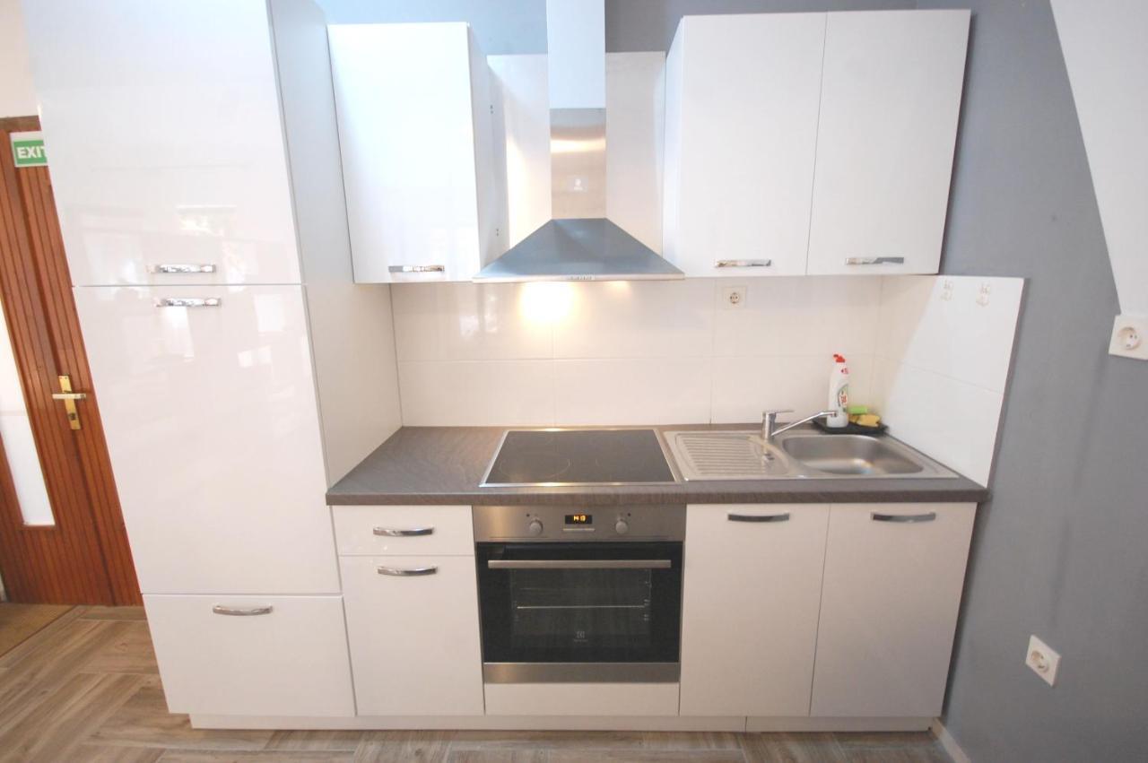 Apartments Snjezana By El-Pi Tours Njivice Dış mekan fotoğraf