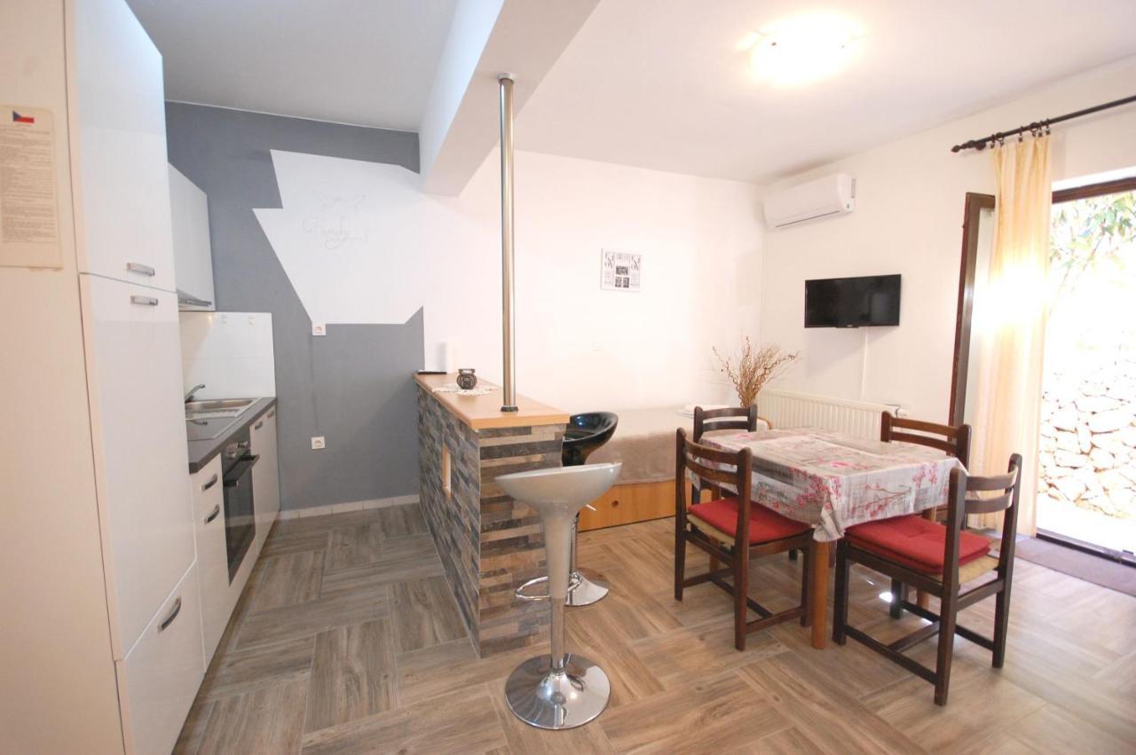 Apartments Snjezana By El-Pi Tours Njivice Dış mekan fotoğraf