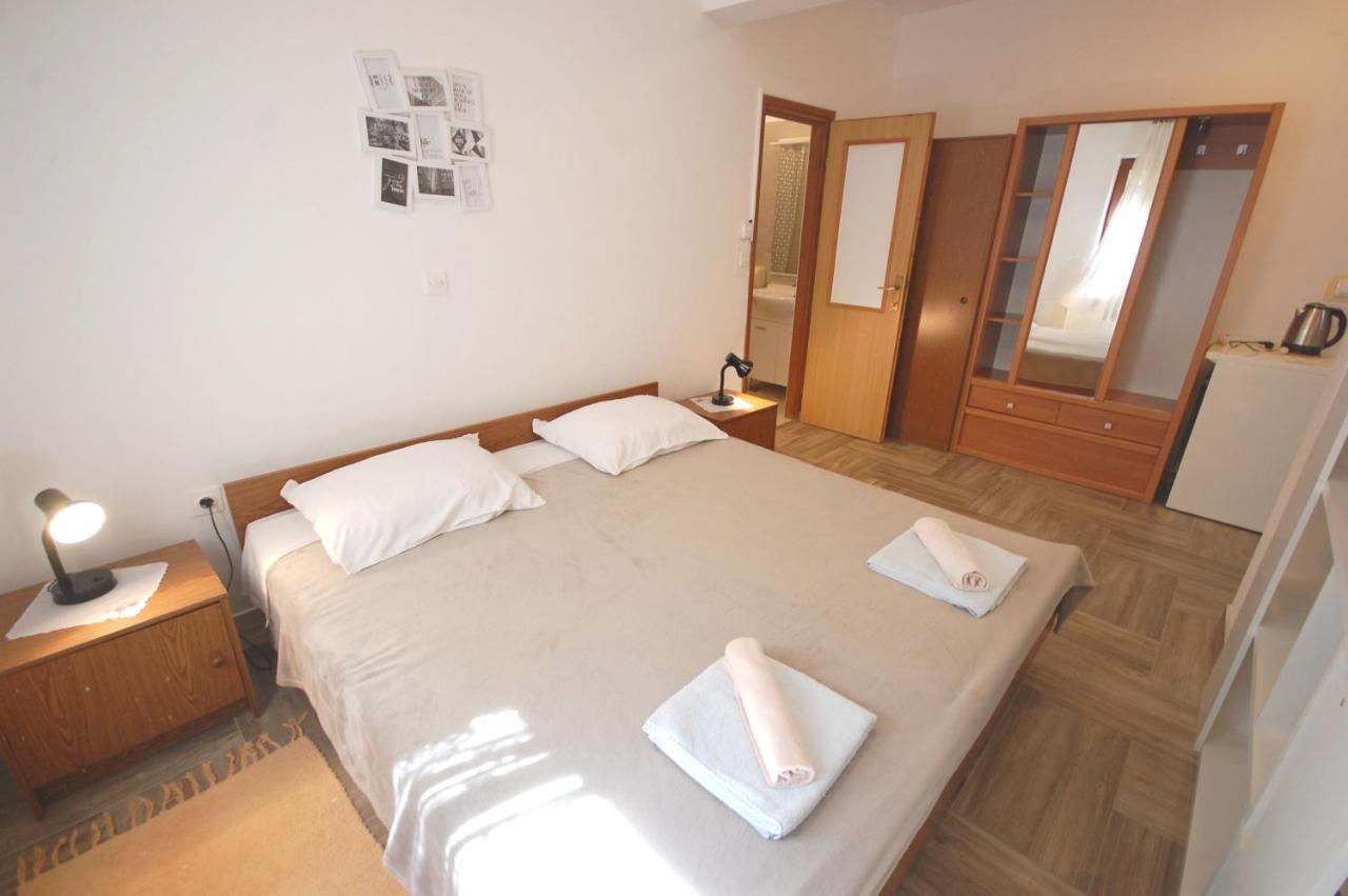 Apartments Snjezana By El-Pi Tours Njivice Dış mekan fotoğraf