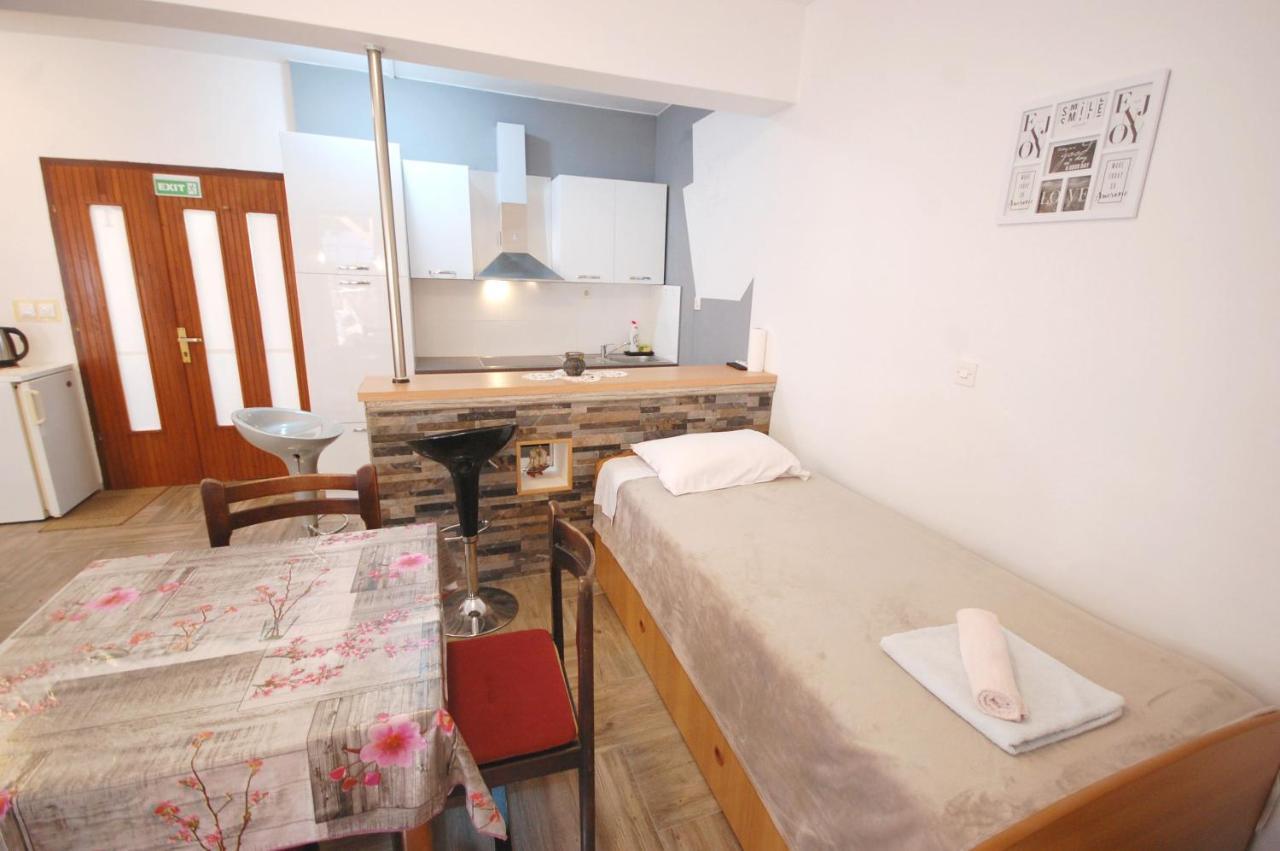 Apartments Snjezana By El-Pi Tours Njivice Dış mekan fotoğraf