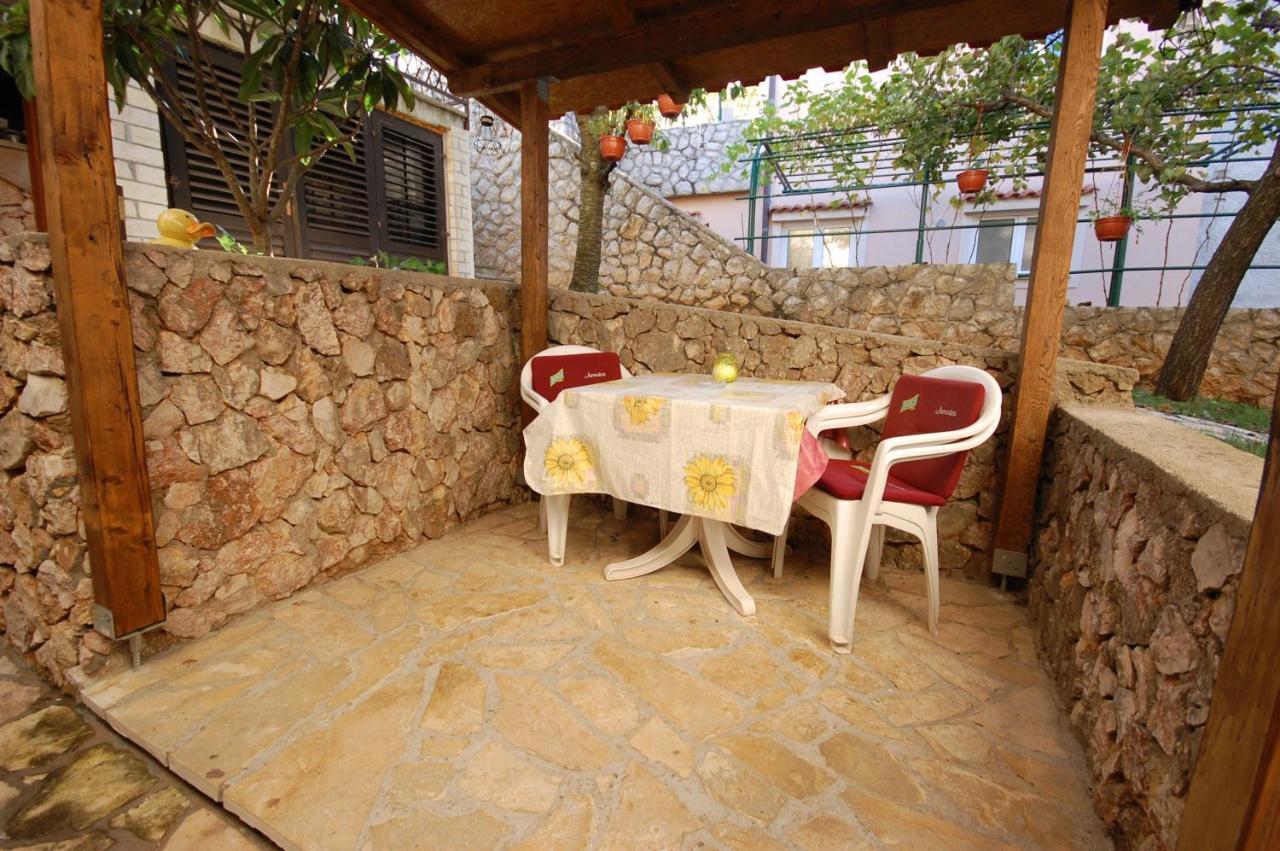 Apartments Snjezana By El-Pi Tours Njivice Dış mekan fotoğraf