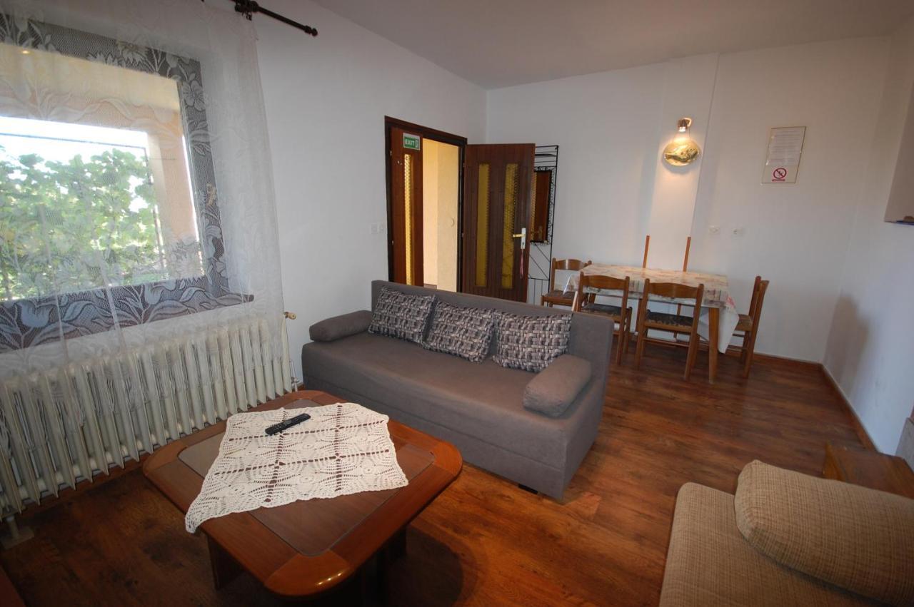 Apartments Snjezana By El-Pi Tours Njivice Dış mekan fotoğraf
