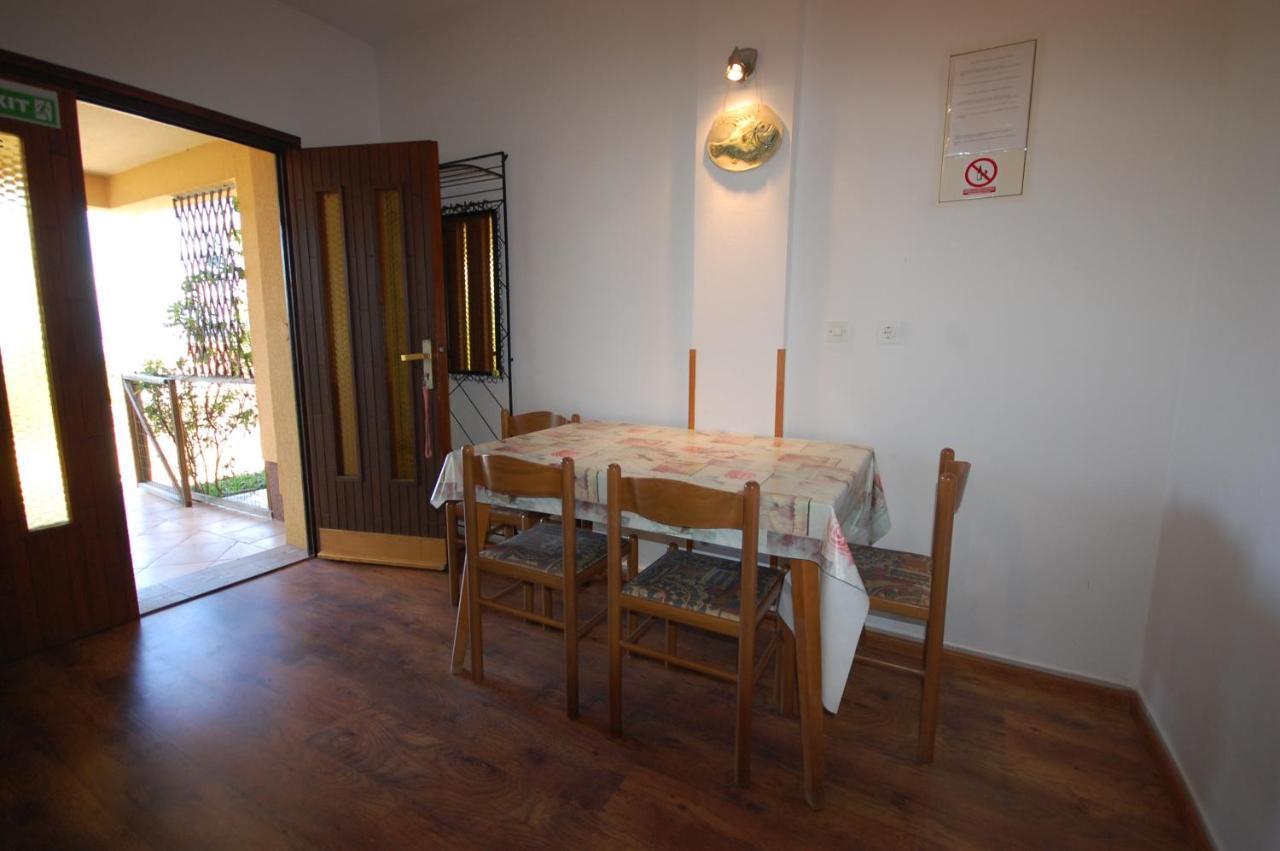 Apartments Snjezana By El-Pi Tours Njivice Dış mekan fotoğraf